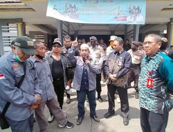 Massa dan KPK-APP Kalsel Sambangi Kantor Bupati Banjar
