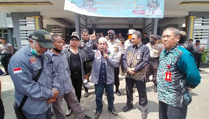 Massa dan KPK-APP Kalsel Sambangi Kantor Bupati Banjar