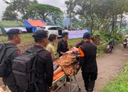 Pertolongan korban gempa Cianjur di desa terisolir dilakukan, Brimob Polri evakuasi dengan tandu