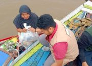 Bank Kalsel Berikan Sembako untuk Warga Pasar Terapung Lok Baintan
