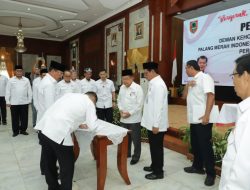 Paman Birin Hadir Saat JK Melantik Pengurus PMI Kalsel dan Dewan Kehormatan