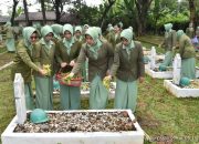 Tabur Bunga Peringati HUT ke-77 Persit KCK Cabang XXV Dim 1002 dan Cabang XXXIV Yonif 621 Laksanakan Ziarah