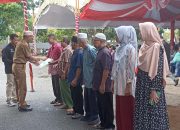 HM Sukamta Serahkan Sertifikat Hak Tanah Kepada Penerima PTSL