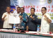 Ketua Koni Kalsel Serahkan SK Tala menjadi Tuan Rumah Porprov XII tahun 2025