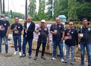 Sejumlah LSM Banua Peringati Hari Anti Korupsi Sedunia, Bagikan Bunga dan Stiker Ke Pengguna Jalan