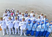 TNI AL Banjarmasin Peringati Hari Dharma Samudera Gelar Upacara Tabur Bunga Di Laut