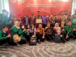 Penyerahan Sertifikat Bebas Frambusia kepada Bupati Tanah Bumbu