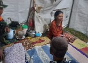 PEDULI Warga Binaan Terdampak Banjir, Babinsa Koramil 1002-05/Pandawan Sambangi Warga Di Tenda Darurat
