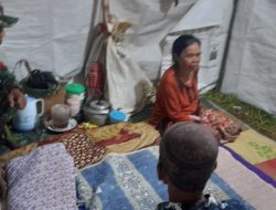 PEDULI Warga Binaan Terdampak Banjir, Babinsa Koramil 1002-05/Pandawan Sambangi Warga Di Tenda Darurat