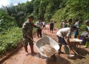 Kompak Babinsa Koramil 1002-07/Batu Benawa Dan Warga Desa Patikalain Gotong Royong