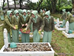 Tabur Bunga Peringati HUT ke-77 Persit KCK Cabang XXV Dim 1002 dan Cabang XXXIV Yonif 621 Laksanakan Ziarah