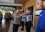 BAGIKAN Bingkisan Lebaran, Kapolda Kalsel: Ini Bentuk Apresiasi Kepada Seluruh Anggota
