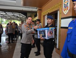 BAGIKAN Bingkisan Lebaran, Kapolda Kalsel: Ini Bentuk Apresiasi Kepada Seluruh Anggota
