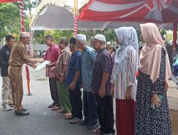 HM Sukamta Serahkan Sertifikat Hak Tanah Kepada Penerima PTSL