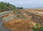 Akibat Banjir Rob Badan Jalan Wilayah Pantai Manggisan Desa Telaga Langsat Tala Belum Juga Kunjung Diperbaiki