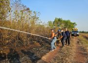 Pj Bupati Tala Syamsir Rahman Bersama Relawan, Tanggap Langsung ke Titik Api yang Membakar Hutan dan Lahan