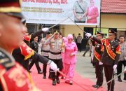 Tradisi Pengantaran Irjen Pol Andi Rian Djajadi, S.I.K., M.H. Dengan Pedang Pora di Polda Kalsel