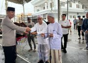 Kapolda Kalsel Serahkan Sapi Jenis Limousine ke Pihak Musholla Ar-Raudhah Sekumpul