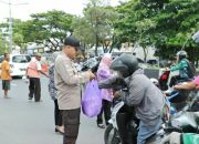 Ratusan Takjil Dibagikan Kapolresta Banjarmasin kepada Warga, di Depan Rumdin dan Mako Polresta