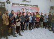 Pasangan AA Didampingi Puluhan Pengacara Sambangi Bawaslu Kota Banjarmasin, Serahkan Berkas Laporan