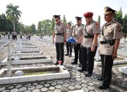 Sambut Hari Bhayangkara Ke-78, Polda Kalsel Ziarah TMP dan Tabur Bunga di Laut