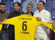CEO PS BARITO PUTERA Hasnuryadi Serahkan Jersey Kebanggaan Banua Ke H Muhidin dan Komitmen Bangun Stadion