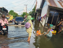 Warga mengungsi akibat Banjir Rob Kembali Terjang Desa Sungai Rangas