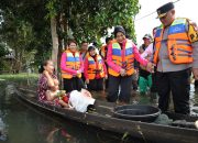 Kapolda dan Ketua Yayasan Kemala Bhayangkari Kalsel Turun Langsung Berikan Bantuan Kepada Warga Terdampak Banjir
