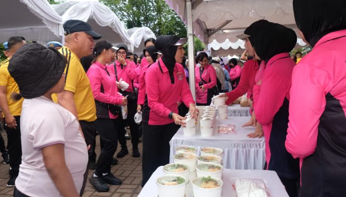 Gelar Car Free Day Polda Kalsel, Bagikan 3.350 Makan Gratis Kepada Masyarakat dalam Rangka Hari Bhayangkara Ke-79