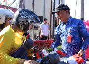 Bupati Tala Gelorakan Semangat Nasionalisme Lewat Gerakan Pembagian Bendera Merah Putih