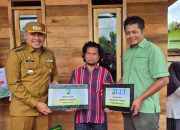 Bupati Tala Serahkan Bantuan Bedah Rumah dan Tanah untuk Korban Banjir di Bajuin