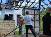 Harukan Warga, Legislator PAN Ini Angkat Material Bantu Perbaiki Rumah Nyaris Ambruk