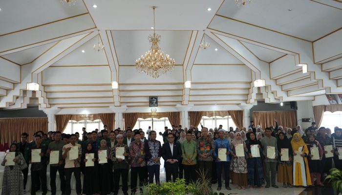 Negara Hadir di Tapal Tanah Rakyat: Komisi II DPR RI Serahkan Sertipikat di Dua Kabupaten Sekaligus