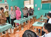 Tak Sekadar Bagi Makan, Kapolda Kalsel Turun Langsung Cicipi Menu SPPG Bersama Pelajar