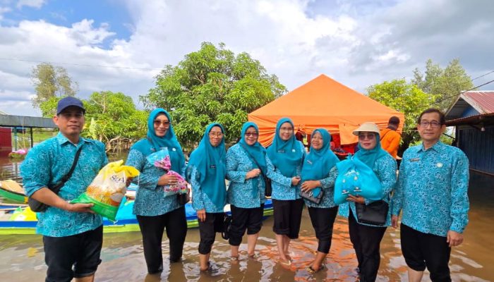 Anak-Anak Jadi Prioritas, TP PKK Tala Hadir di Tengah Banjir Kurau