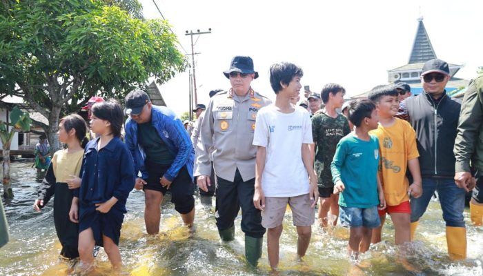 Kapolda Kalsel Tinjau Langsung Lokasi Banjir, Dapur Umum dan Air Bersih Terus Disuplai