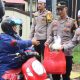 Jelang Magrib, Kapolres Tala Turun ke Jalan Bagi Takjil Gratis untuk Warga