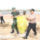 Gerakan ASRI Menggema di Pantai Takisung, Polres Tala–Kodim 1009 Kompak Bersihkan Pesisir