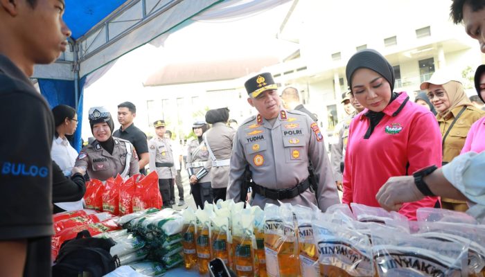 Jelang Idul Fitri, Polda Kalsel Gelar Pasar Murah dan Bagikan Ribuan Paket Pangan untuk Warga