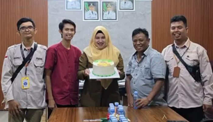 Suasana Haru dan Tawa Pecah, Insan Pers Tala Surprise Kadisdikbud di Ruang Kerja